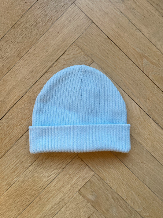 BEANIE DOBBELTSTRIK - LYSEBLÅ